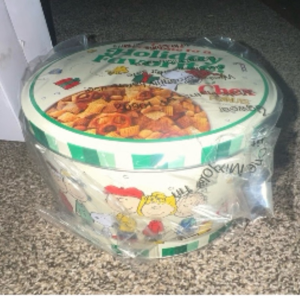 Chex Collab with Snoppy & Charlie Brown Peanuts COLLECTABLE 2025 Holiday Tin - Picture 5 of 6